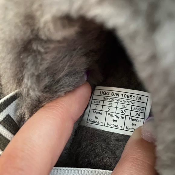 fluff yeah UGG slippers - Picture 3 of 4